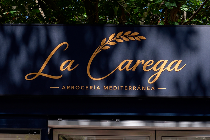 fachada con logo La Carega