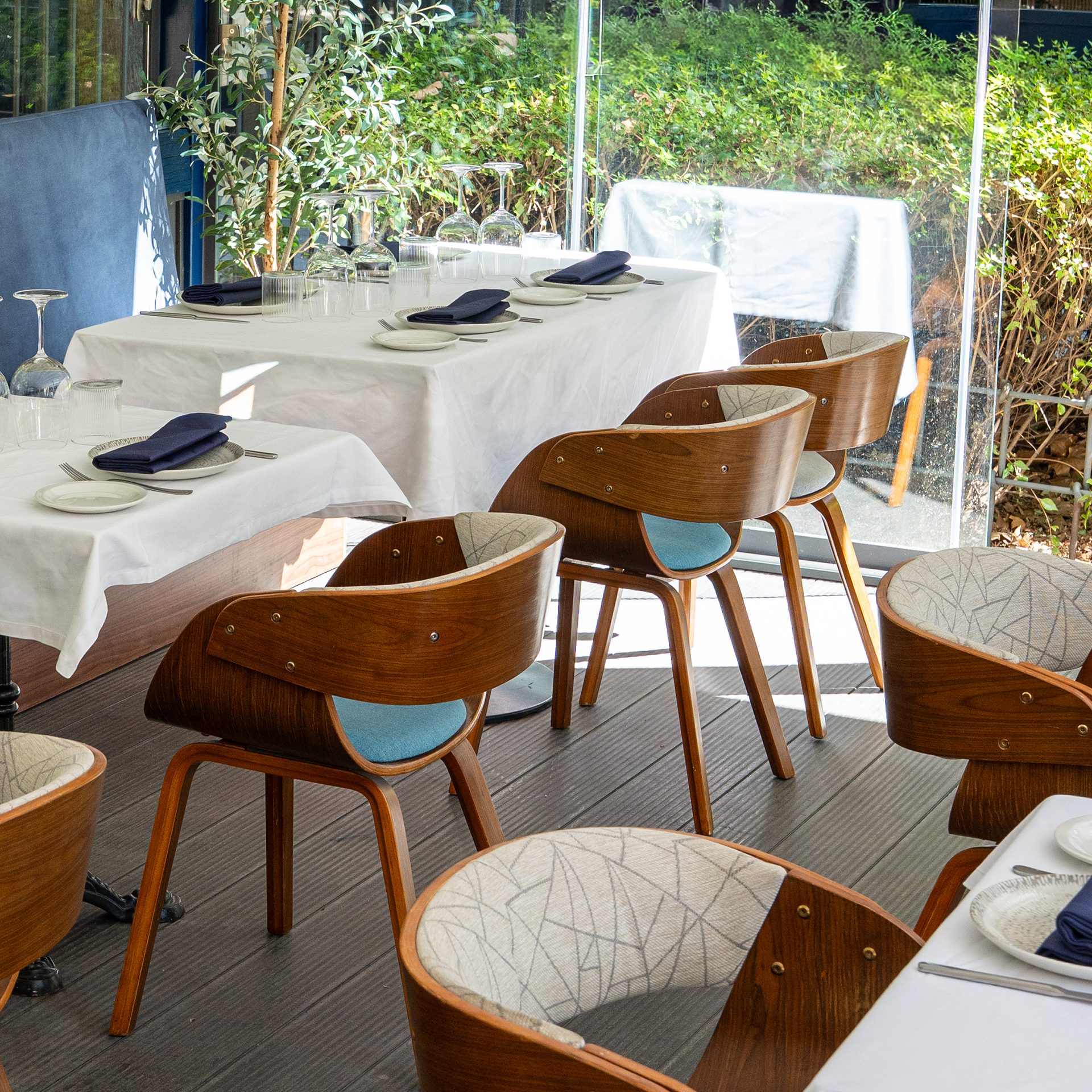 mesas de restaurante preparadas