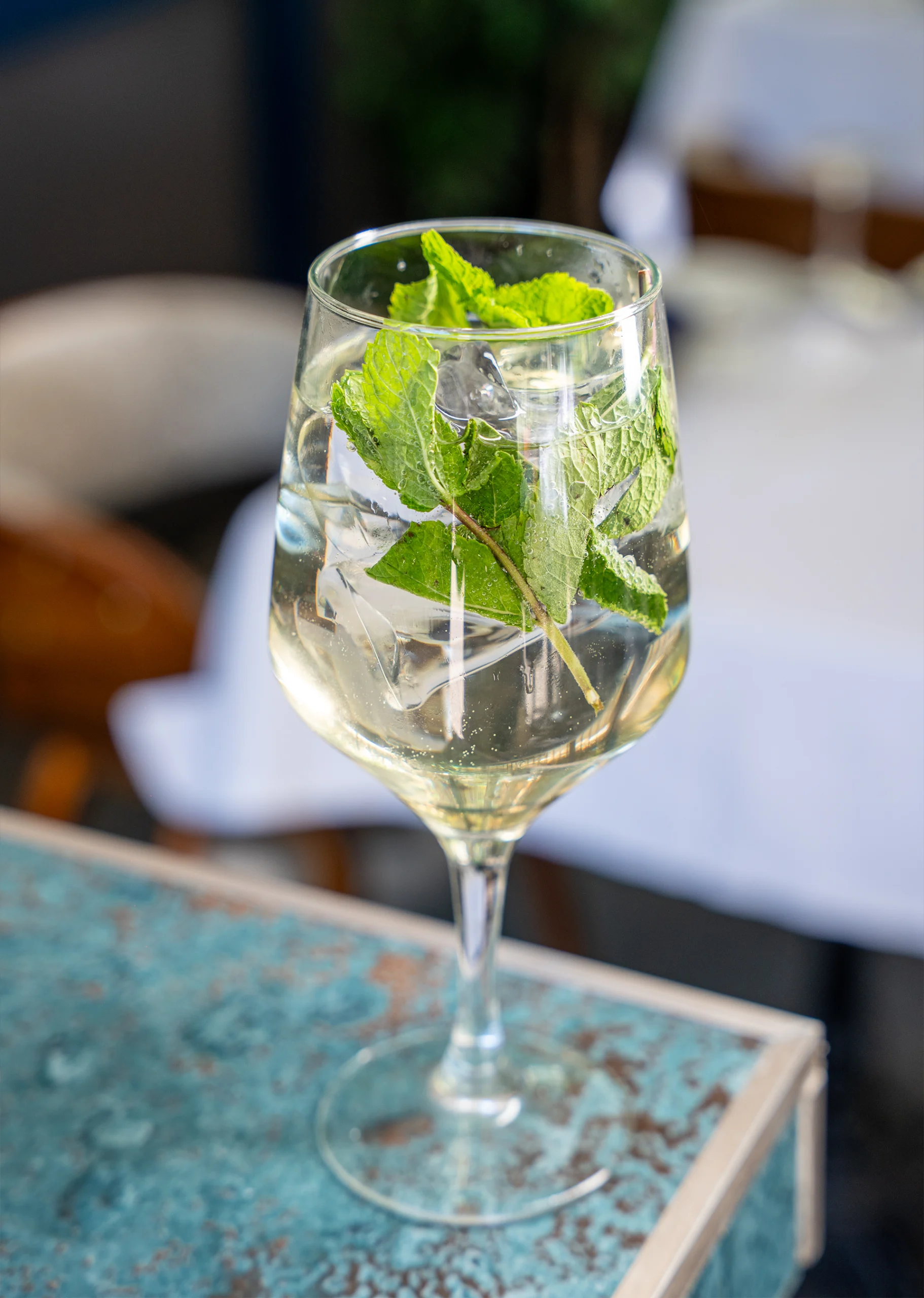mojito servido en copa de vino
